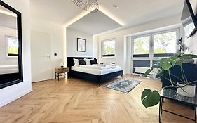 Modern Apartment - für Freunde&Familien, stadtnah, Parkplatz, E-Ladestation, Gitterbox für Fahrräder, Fitnessstudio, digitale Gästemappe mit Restaurant- und Unternehmenstipps